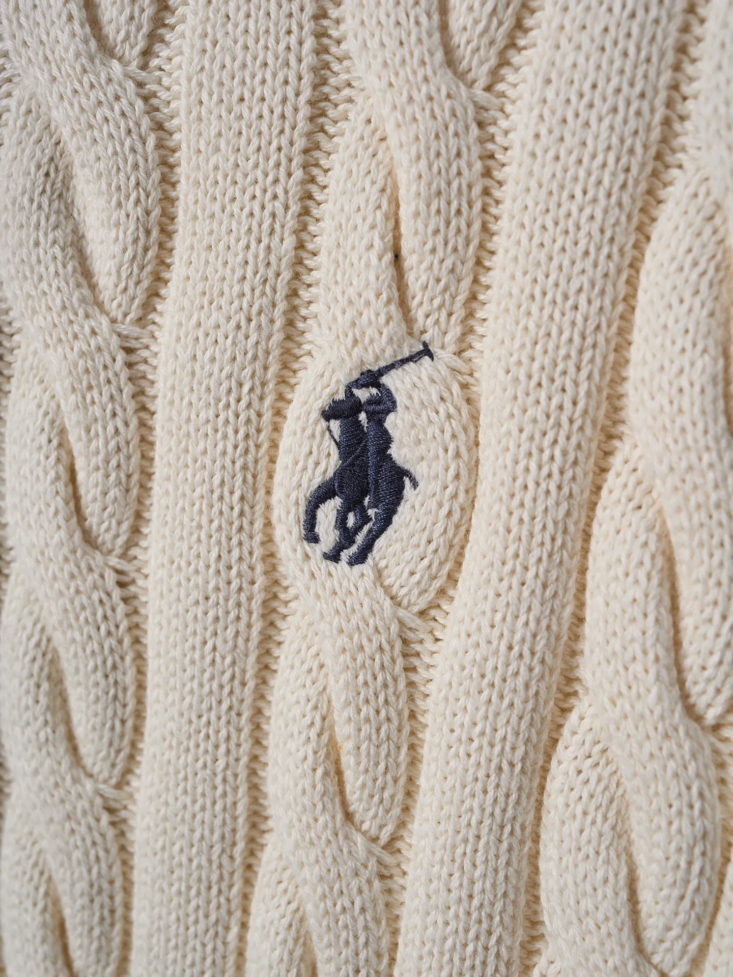 P420 Actual auction] Ralph Lauren/Ralph Lauren embroidered cable knitted half-zip sweater [Ready stock] S M L Zippered half-high collar design, just the right amount of splendor. Interpret high-end style with unique details. Adhere to the timeless elegance and taste. Use imported machine embroidery technology. Use advanced computer control system and precision mechanical components to realize the iconic pony embroidery operation. High precision. Smooth and delicate lines. Three-dimensional cable weaving. Through clever shifting and interweaving of coils, adjacent coils are cross-shifted to form a twisting effect. The lines are smooth and regular. Time-consuming and labor-intensive. Ready-made clothes are washed and softened to remove odors. Use professional washing equipment and specific detergents to deeply clean and deodorize clothes, improve the feel and appearance of clothes, and improve the fit.